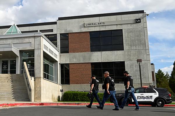 可查证券配资查询 盟友遭“政治暗杀” 枪手仍在逃 特朗普称美国遭遇黑暗时刻