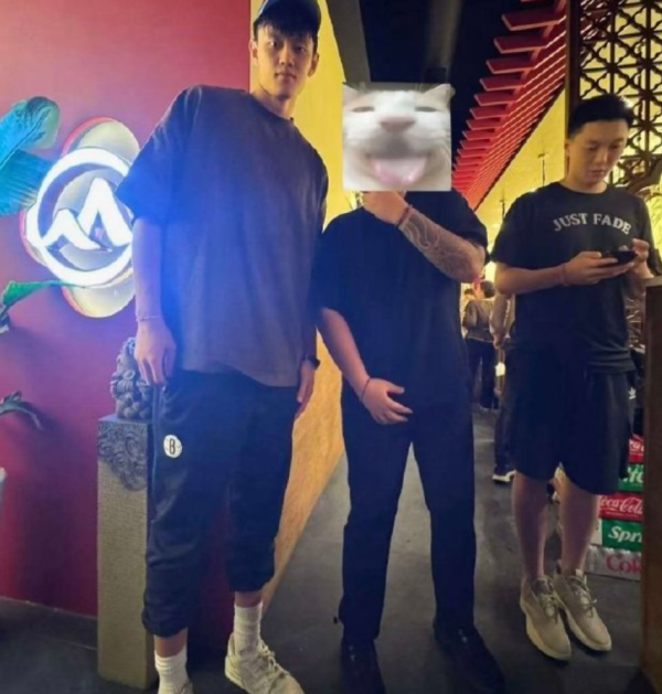 可查证券配资查询 球迷在纽约曼哈顿偶遇胡明轩和曾凡博，后者已身穿篮网休闲裤